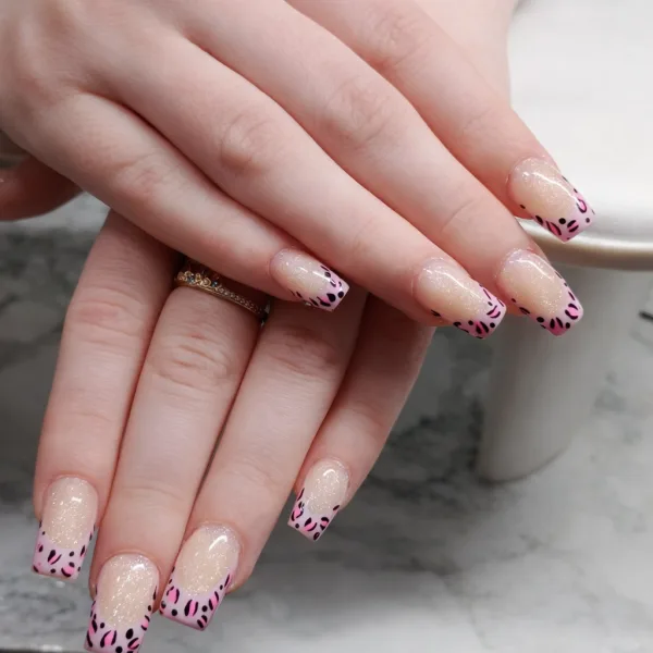 A soft champagne shimmer base finished with pink leopard french tips. Subtle sparkle, clean structure and just the right amount of playful detail - wearable with personality.